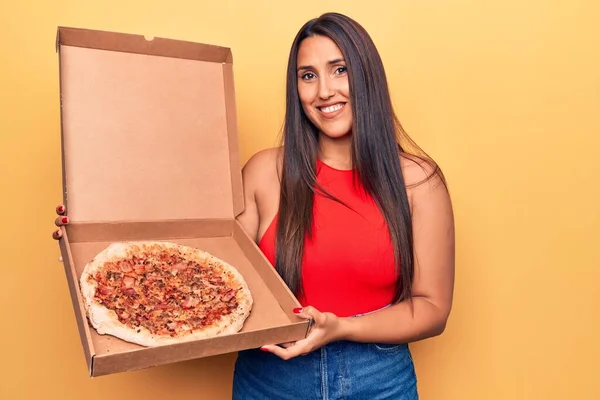 Genç Güzel Esmer Kadın Elinde Talyan Pizzasıyla Teslimat Kutusunu Tutuyor — Stok fotoğraf