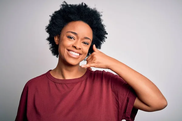 Joven Hermosa Afroamericana Afro Mujer Con Pelo Rizado Con Camiseta —  Fotos de Stock