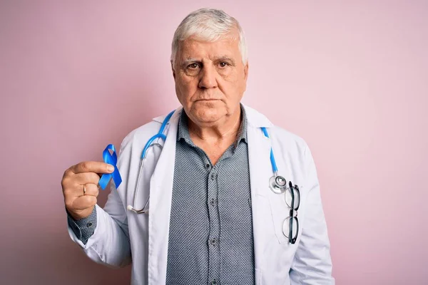 Starszy Przystojny Hoary Lekarz Człowiek Noszący Stetoskop Trzymając Niebieską Wstążkę — Zdjęcie stockowe