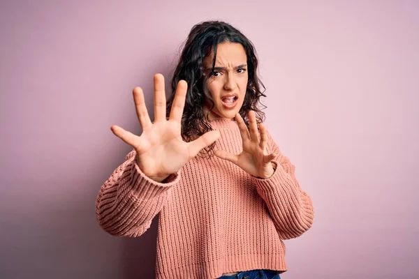 Junge Schöne Frau Mit Lockigem Haar Trägt Lässigen Pullover Über — Stockfoto