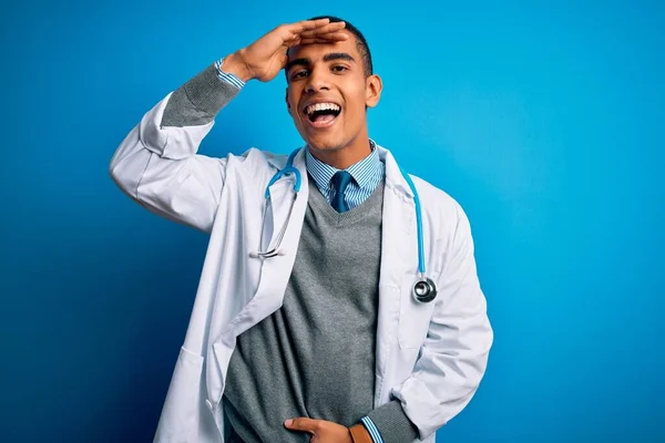 Bonito Homem Médico Afro Americano Vestindo Casaco Estetoscópio Sobre Fundo — Fotografia de Stock