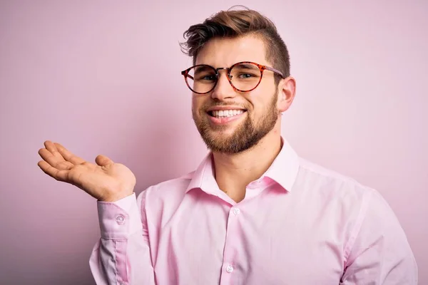 Homem Loiro Bonito Jovem Com Barba Olhos Azuis Vestindo Camisa — Fotografia de Stock