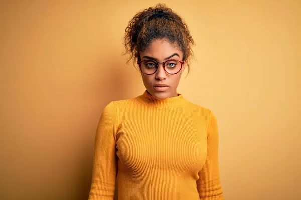 Jovem Bela Menina Afro Americana Vestindo Suéter Óculos Sobre Fundo — Fotografia de Stock