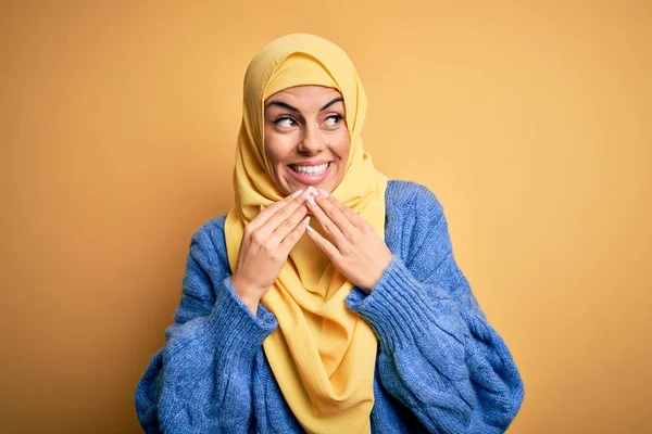 年轻美丽的黑发穆斯林女子 头戴阿拉伯头巾 头戴黄褐色头巾 紧张地笑着 双手托着下巴朝外看 兴奋极了 — 图库照片