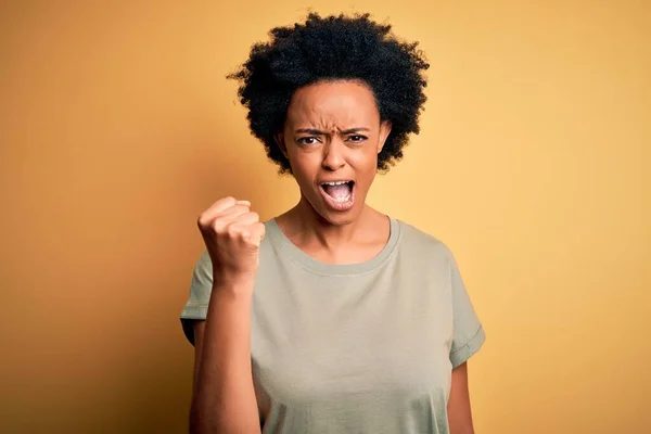 Joven Hermosa Afroamericana Afro Mujer Con Pelo Rizado Con Camiseta — Foto de Stock