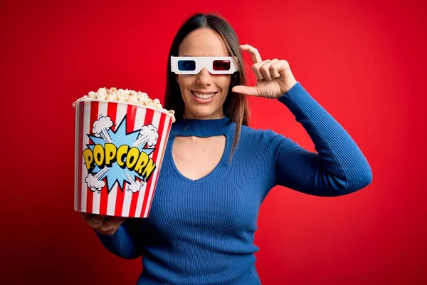 Giovane Donna Bionda Con Occhiali Mangiare Pacchetto Popcorn Guardando Film — Foto Stock