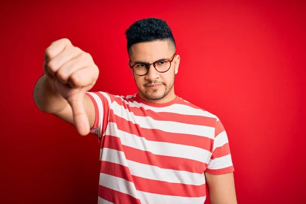 Homem Bonito Jovem Vestindo Casual Listrado Shirt Óculos Sobre Fundo — Fotografia de Stock