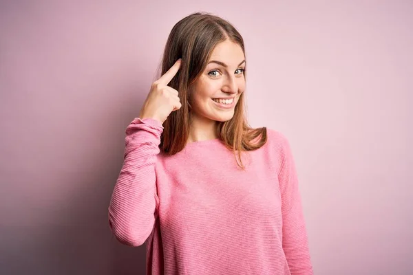 Jovem Mulher Ruiva Bonita Vestindo Camisola Casual Sobre Fundo Rosa — Fotografia de Stock