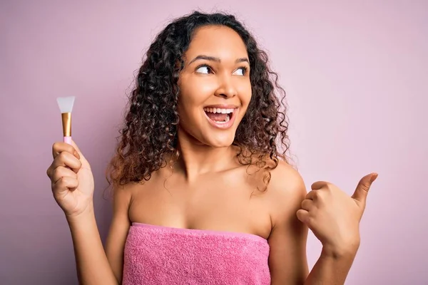 Beautiful Woman Curly Hair Wearing Shower Towel Holding Spatula Pink — Stock Photo, Image