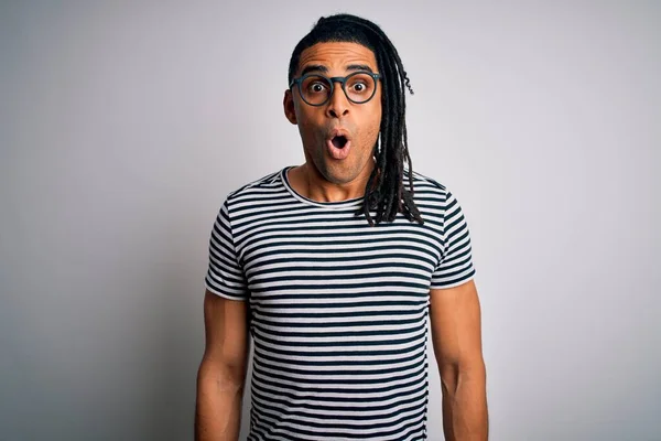 Ung Vacker Afrikansk Amerikansk Man Med Dreadlocks Bär Randig Shirt — Stockfoto