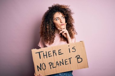 Kıvırcık saçlı ve piercing takan genç, güzel aktivist kadın değişim için protesto ediyor. Gezegen ciddi bir yüz soruyor. Soru soruyor, kafası karışık bir fikir.