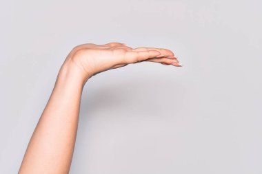 Düz avuç içi ürünü sunan, el hareketi yapan, boş fotokopi alanı sunan beyaz bir kadının eli.