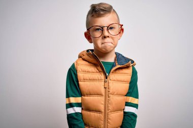 Mavi gözlü, kışlık paltolu, gözlüklü, bunalımlı, sıkıntılı, sinirli ve korkmuş bir beyaz çocuk. Üzücü ifade.