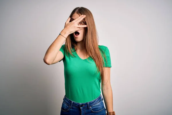 Joven Hermosa Pelirroja Vistiendo Casual Camiseta Verde Gafas Sobre Fondo — Foto de Stock