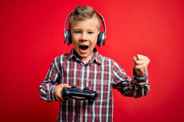 Jovem Garoto Gamer Caucasiano Jogando Videogames Usando Joystick Gamepad Sobre — Fotografia de Stock