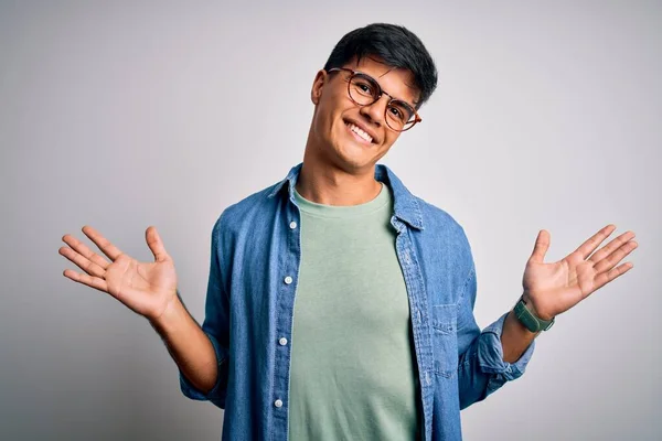 Joven Hombre Guapo Con Camisa Casual Gafas Sobre Fondo Blanco —  Fotos de Stock