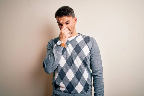 Giovane Bell Uomo Che Indossa Maglione Casual Piedi Sfondo Bianco — Foto Stock