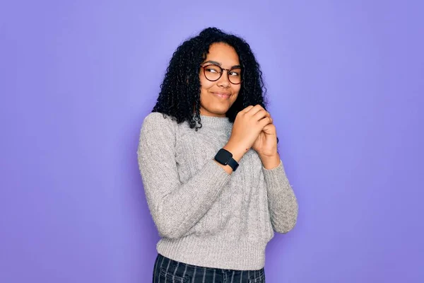 Młoda Afroamerykanka Ubrana Luźny Sweter Okulary Fioletowym Tle Śmieje Się — Zdjęcie stockowe
