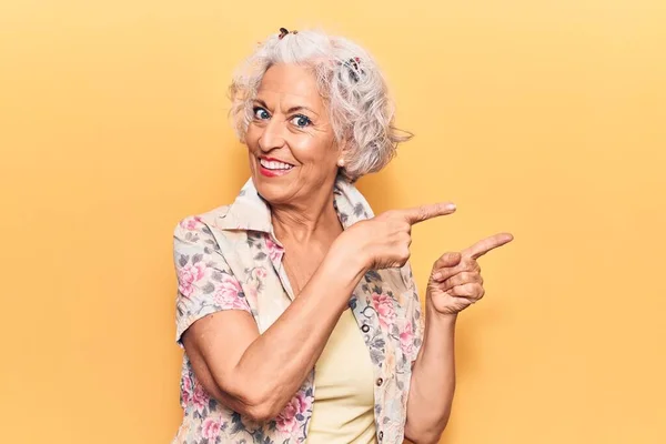 Donna Anziana Dai Capelli Grigi Che Indossa Abiti Casual Sorridente — Foto Stock