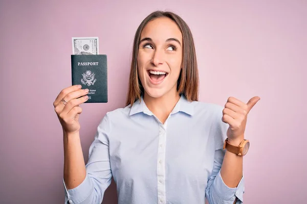 Turystka Wakacjach Trzymając Usa Paszport Dolarami Banknotów Jako Podróży Pieniędzy — Zdjęcie stockowe