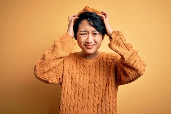 Giovane Bella Ragazza Asiatica Indossa Maglione Casual Diadema Piedi Sfondo — Foto Stock