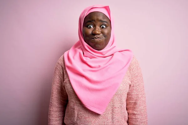 Fiatal Afro Amerikai Plusz Méret Visel Muszlim Hidzsáb Felett Elszigetelt — Stock Fotó