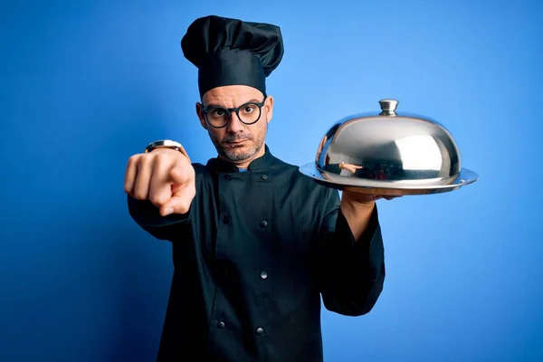 Jonge Knappe Chef Kok Uniform Hoed Met Ober Dienblad Met — Stockfoto