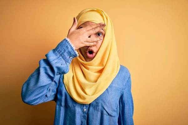 Młoda Piękna Kobieta Kręconymi Włosami Nosząca Arabski Tradycyjny Hidżab Żółtym — Zdjęcie stockowe