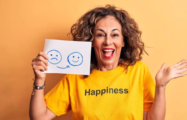 Μεσήλικας Γυναίκα Φορώντας Shirt Λέξη Ευτυχία Κρατώντας Λυπημένος Στην Ευτυχισμένη — Φωτογραφία Αρχείου