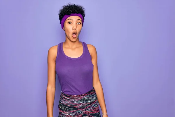 Vacker Afrikansk Amerikansk Afro Kvinna Bär Casual Sportkläder Över Lila — Stockfoto