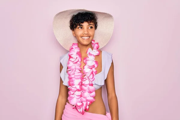 Ung Vacker Afrikansk Turist Kvinna Bär Bikini Och Hawaiian Lei — Stockfoto