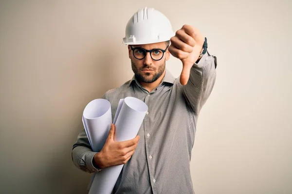 Homem Jovem Arquiteto Usando Capacete Contratado Segurando Plano Papel Projeto — Fotografia de Stock