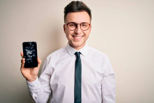 Jovem Bonito Caucasiano Homem Segurando Smartphone Com Tela Quebrada Sobre — Fotografia de Stock