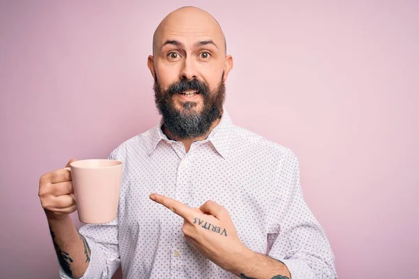 Snygg Skallig Man Med Skägg Och Tatuering Dricka Kopp Kaffe — Stockfoto