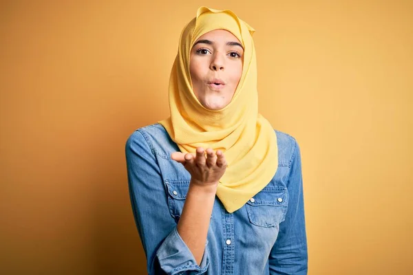 Menina Bonita Nova Vestindo Hijab Muçulmano Sobre Fundo Amarelo Isolado — Fotografia de Stock