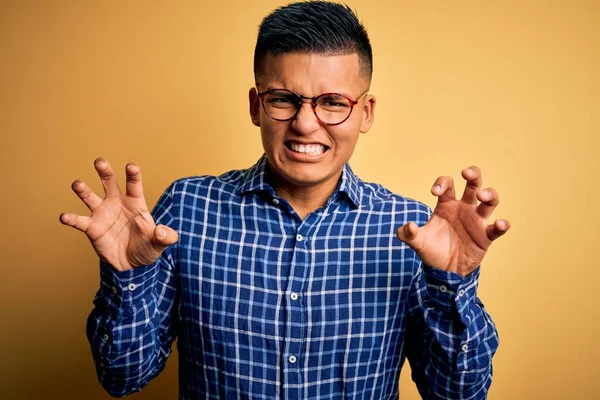 Homem Latino Bonito Jovem Vestindo Camisa Casual Óculos Sobre Fundo — Fotografia de Stock