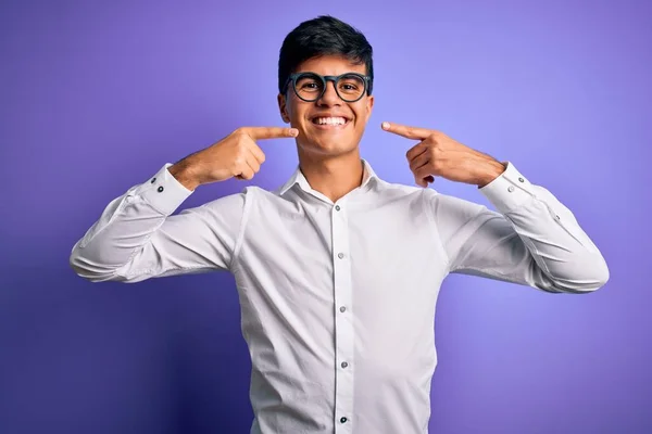 Homem Negócios Bonito Jovem Vestindo Camisa Óculos Sobre Fundo Roxo — Fotografia de Stock