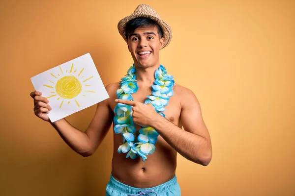Turist Man Semester Bär Badkläder Och Hawaiian Lei Blommor Håller — Stockfoto