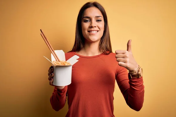 Jovem Bela Mulher Morena Comendo Macarrão Takeaway Usando Pauzinhos Felizes — Fotografia de Stock