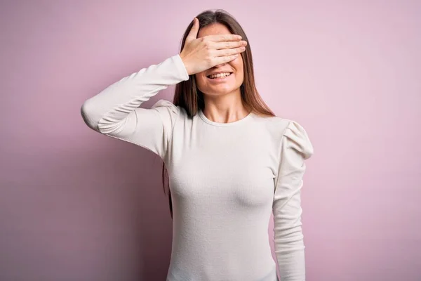 Young Beautiful Woman Blue Eyes Wearing Casual White Shirt Pink — Stock Photo, Image