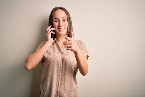 Junge Schöne Frau Gespräch Mit Dem Smartphone Auf Weißem Hintergrund — Stockfoto