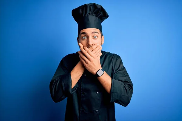 Joven Hombre Guapo Chef Con Barba Con Uniforme Cocina Sombrero — Foto de Stock