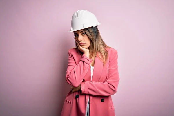 Joven Hermosa Arquitecta Morena Con Casco Seguridad Sobre Fondo Rosa — Foto de Stock