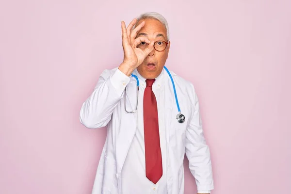 Steteskop Takan Profesyonel Tıbbi Ceket Giyen Orta Yaşlı Kır Saçlı — Stok fotoğraf
