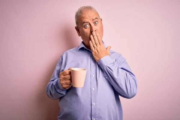 Bello Hoary Man Mezza Età Che Beve Tazza Caffè Isolato — Foto Stock