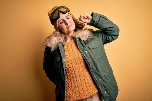 Mujer Hermosa Esquiadora Rubia Mediana Edad Que Usa Ropa Deportiva — Foto de Stock