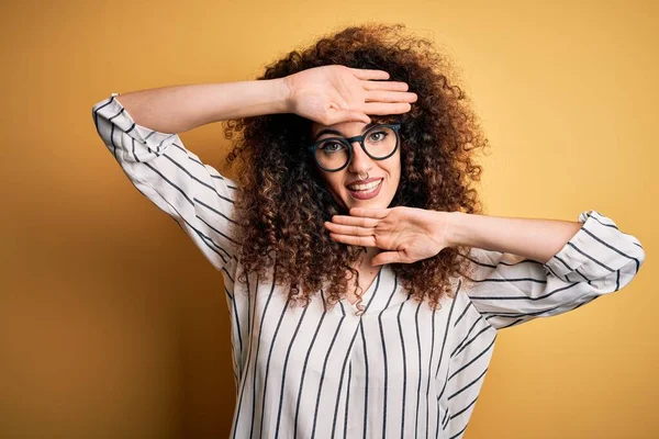 Jonge Mooie Vrouw Met Krullend Haar Piercing Gestreept Shirt Bril — Stockfoto