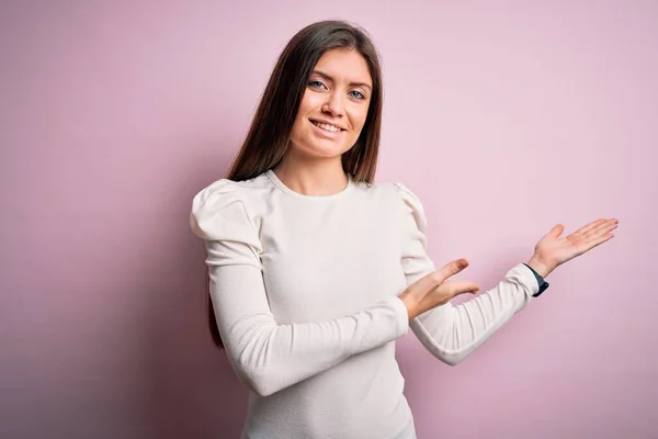 Joven Hermosa Mujer Con Ojos Azules Usando Casual Camiseta Blanca — Foto de Stock