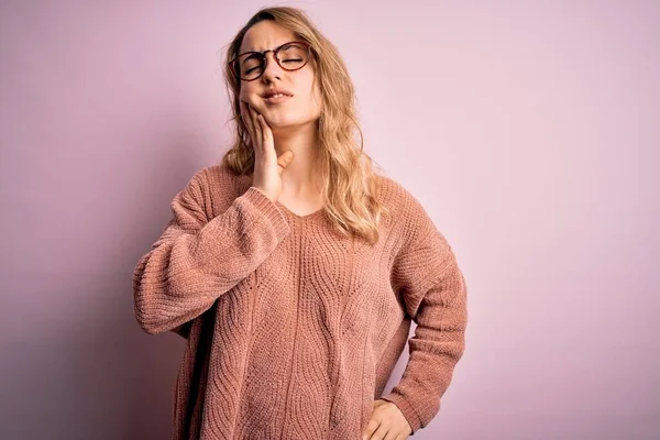Young Beautiful Blonde Woman Wearing Casual Sweater Glasses Pink Background — Stock Photo, Image