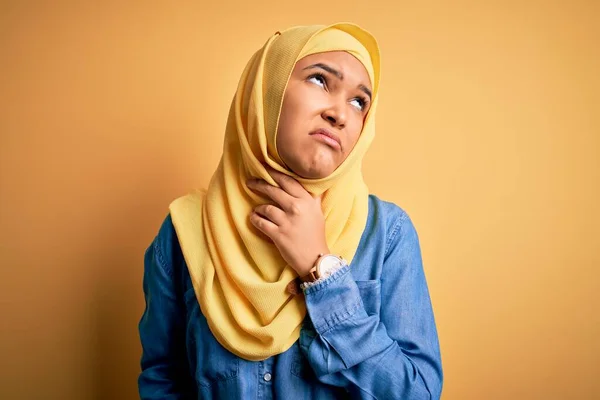 Junge Schöne Frau Mit Lockigem Haar Trägt Traditionellen Arabischen Hijab — Stockfoto